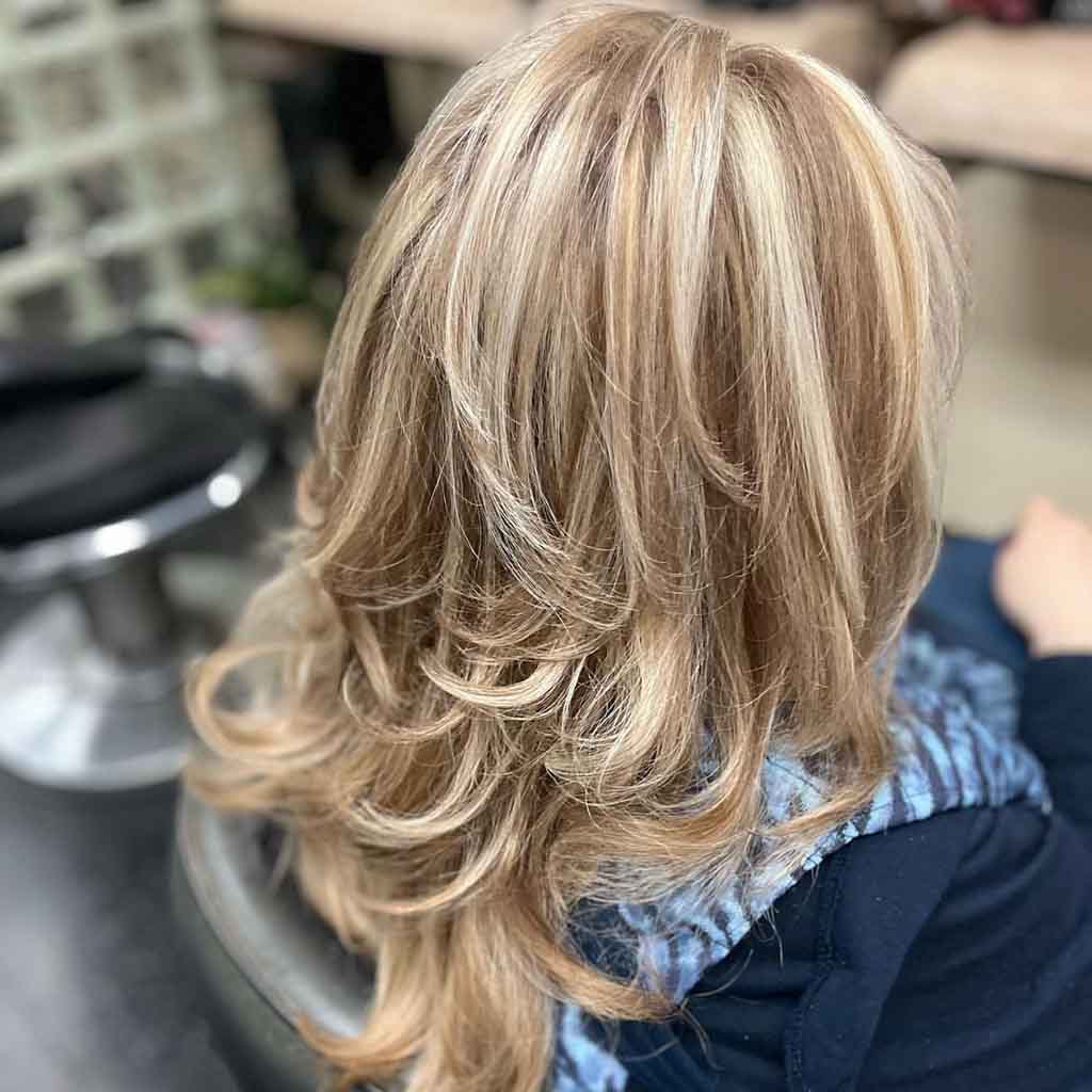 Layered Wavy Long Honey Blonde Hair With Golden Blonde Highlights