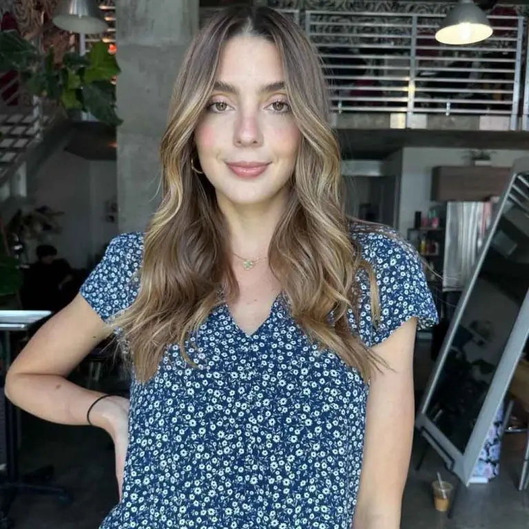 Medium Bronde Hair With Face-Framing Waves