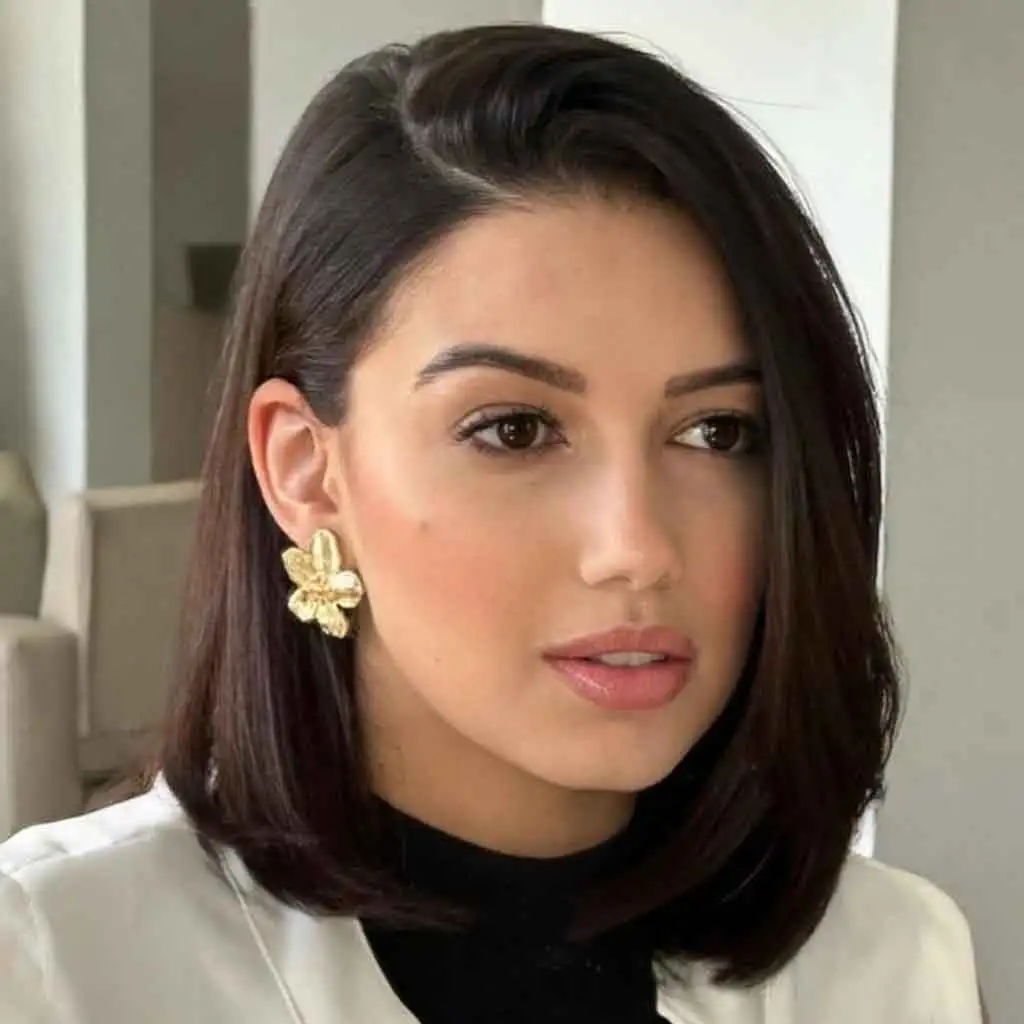Chic Straight Side-Swept Kitty Cut