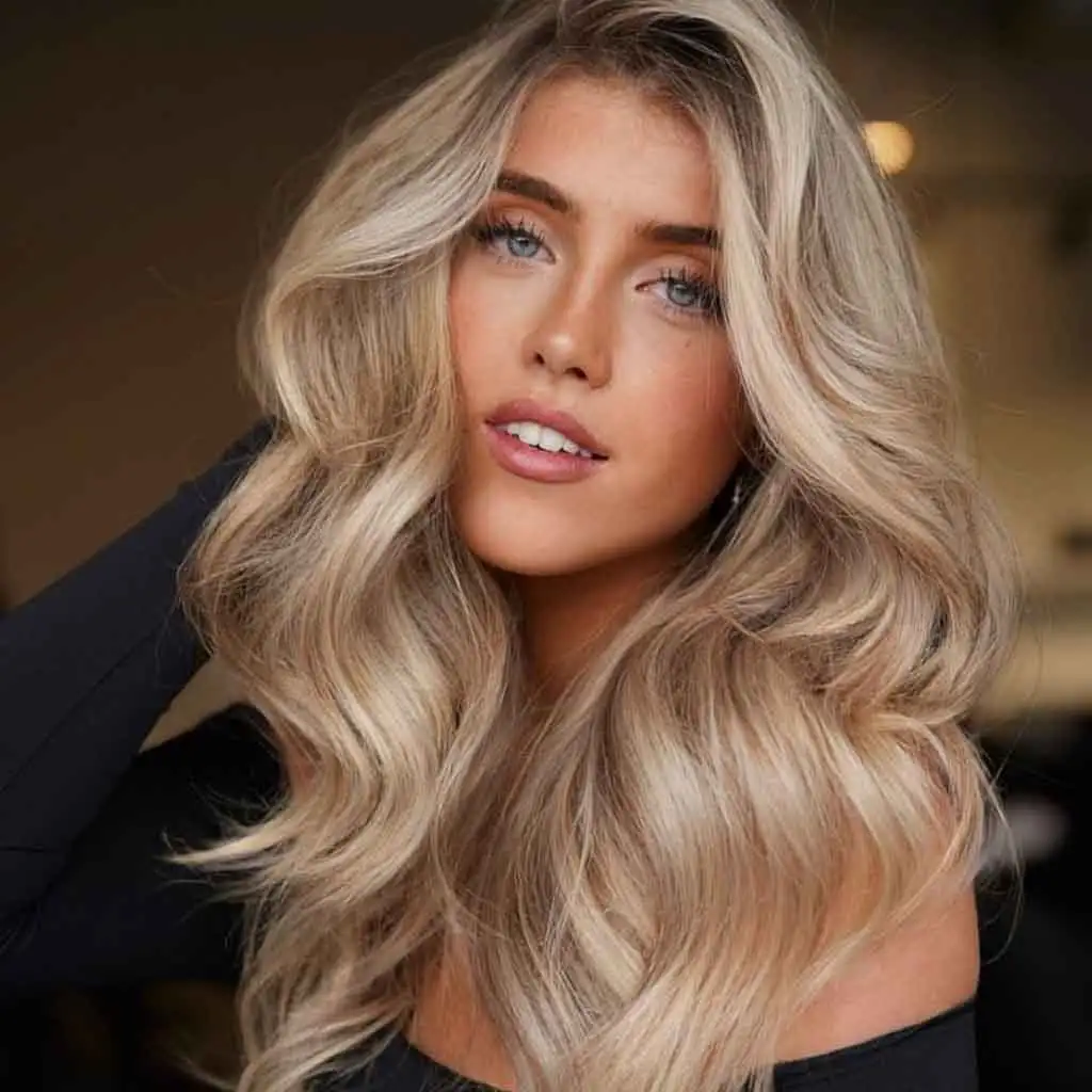 Old Money Blonde Wavy Balayage