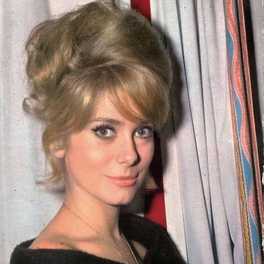 Classic 60’s Wavy Beehive Hair With Side-Swept Bangs