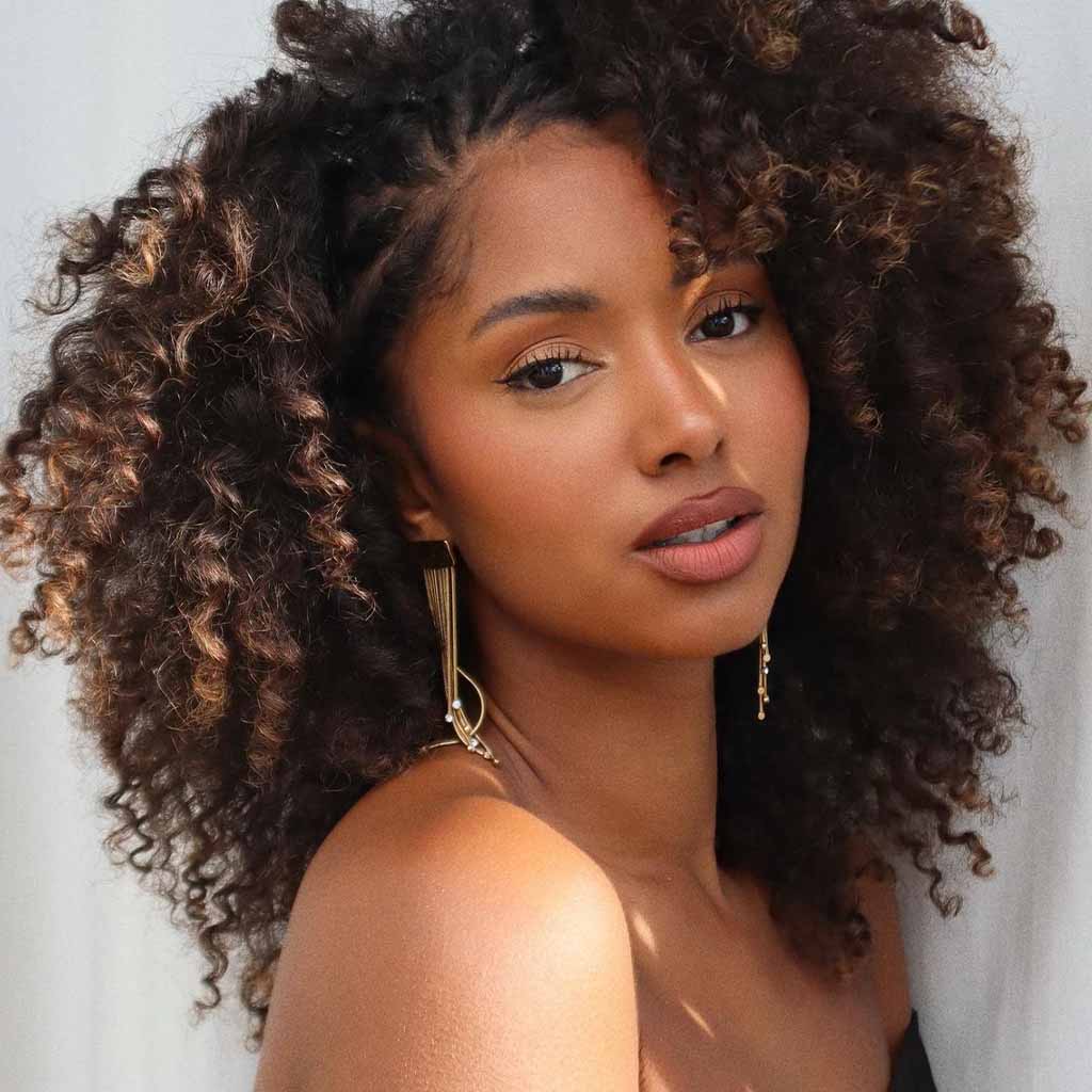 Side-Parted Kinky Medium Brown Hair With Blonde Highlights