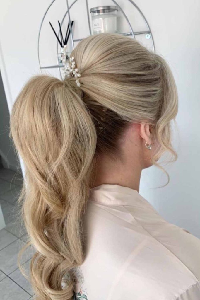 Pin-Up Wavy Ponytail